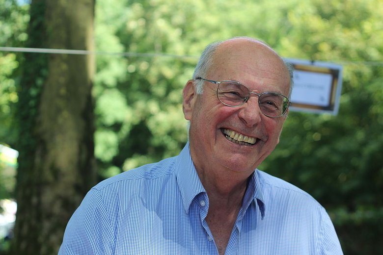 Cyril Cyrulnik Photo de Boris Cyrulnik qui sourit, portant une chemise