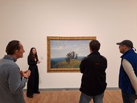 Groupe de personnes devant un tableau
