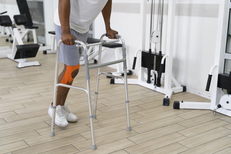 Homme avec une blessure faisant des exercices