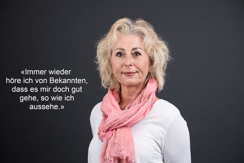 Bild von Margrit B. Bild einer Frau mit Text: «Immer wieder höre ich von Bekannten, dass es mir doch gut gehe, so wie ich aussehe.»