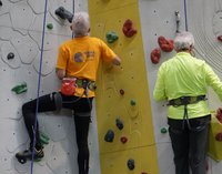 [Bitte in "Italienisch" uebersetzen:] Zwei Männer erklimmen eine Kletterwand