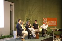 Personnes participant à une table ronde
