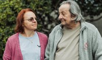 Pascal et Lydia se regardent en souriant
