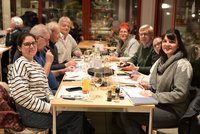 Groupe de membres de FRAGILE Valais assis autour d'une table