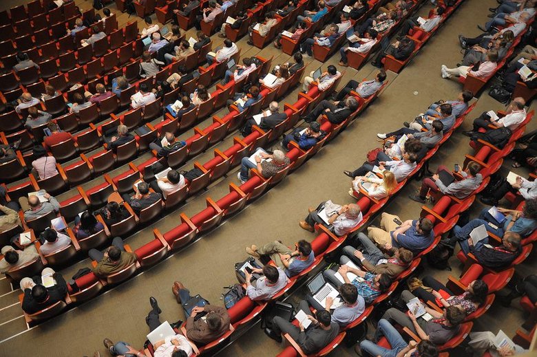 Vue de haut d'une salle de conférence