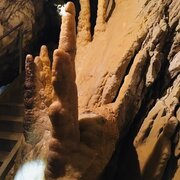 Dans les grottes