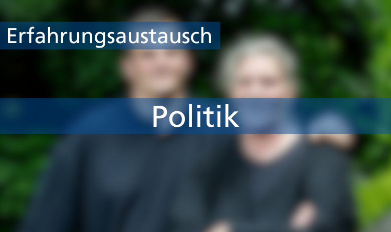 Zwei Textbanner über einem verschwommenen Bild von zwei Personen: Erfahrungsaustausch: Politik