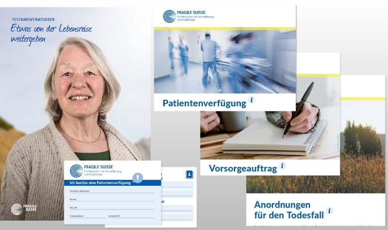 Titelseiten verschiedener Dokumente auf grauem Hintergrund