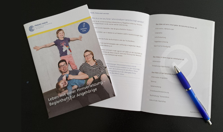 Zwei Broschüren liegen auf dem Tisch, die eine ist aufgeschlagen.